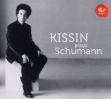 PLAYS SCHUMANN